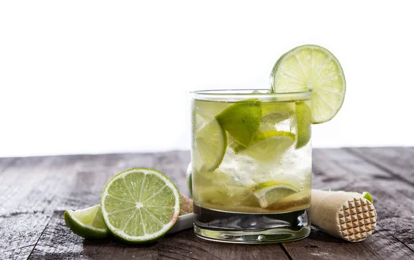 Tabel met caipirinha op wit — Stockfoto