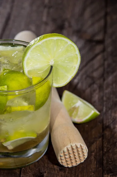 Vetro con Caipirinha su legno — Foto Stock