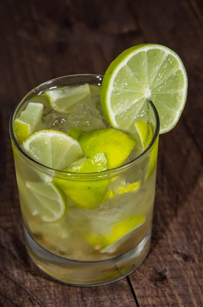 Vidrio con Caipirinha sobre madera — Foto de Stock