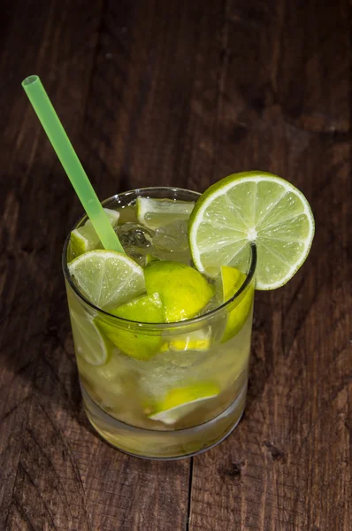 新鲜制作的 caipirinha — 图库照片