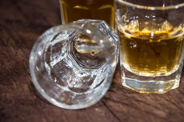 Drie glazen van rum op hout — Stockfoto