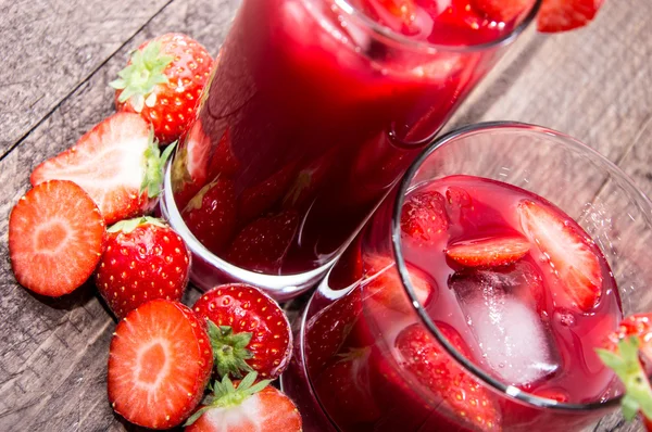 Strawberry Liqueur with fresh fruits — Stock Photo, Image