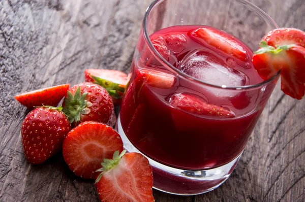 Vaso con licor y frutas frescas — Foto de Stock