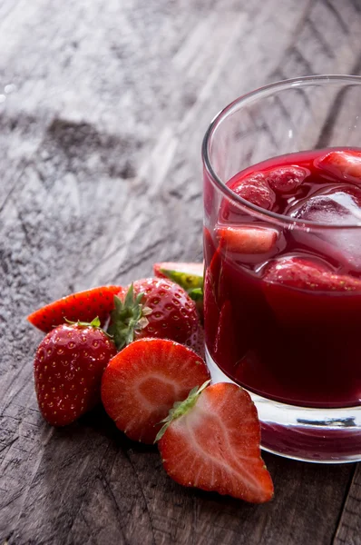 Glas mit Likör und frischen Früchten — Stockfoto