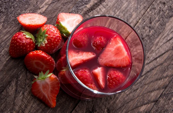 Copo com Licor e frutas frescas — Fotografia de Stock