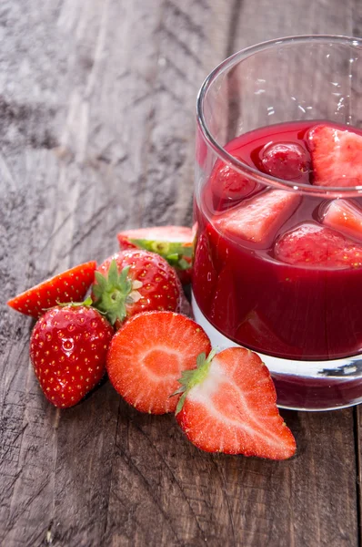 Glass with Liqueur and fresh fruits — Stock Photo, Image