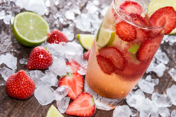 Erdbeer-Caipirinha mit Crushed Ice — Stockfoto