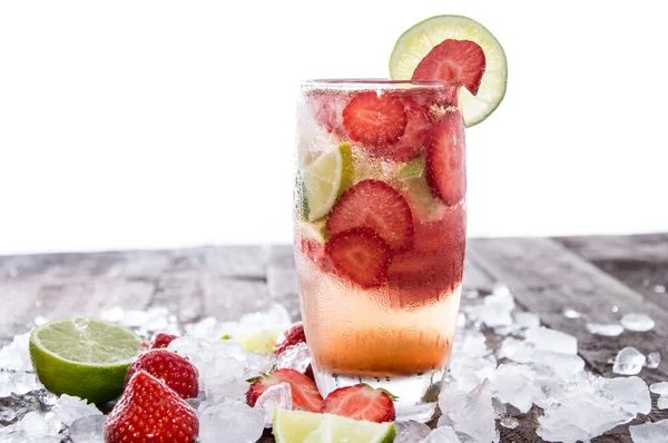 Caipirinha fraise sur une table en bois contre blanc — Photo