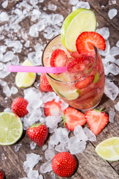 Caipirinha alla fragola con ghiaccio tritato — Foto Stock