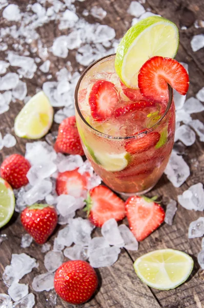 Caipirinha de fresa con hielo picado — Foto de Stock