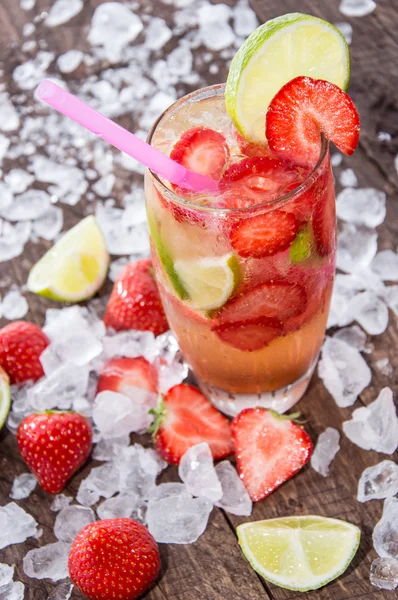 Caipirinha alla fragola con ghiaccio tritato — Foto Stock