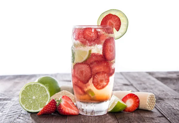 Caipirinha fraise sur une table en bois contre blanc — Photo