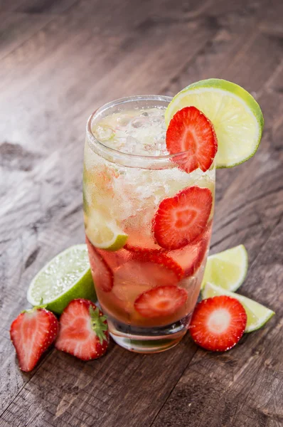 Vidrio con Caipirinha de fresa — Foto de Stock