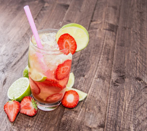 Bicchiere con fragola Caipirinha — Foto Stock