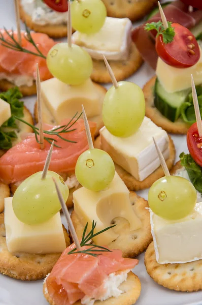 Plaat met verschillende crackers — Stockfoto