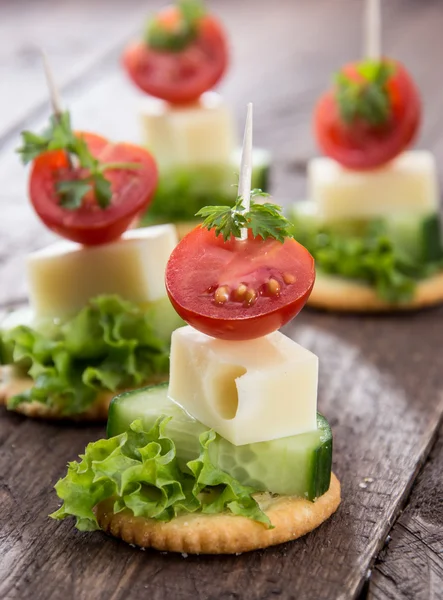 Cracker con formaggio e verdure — Foto Stock