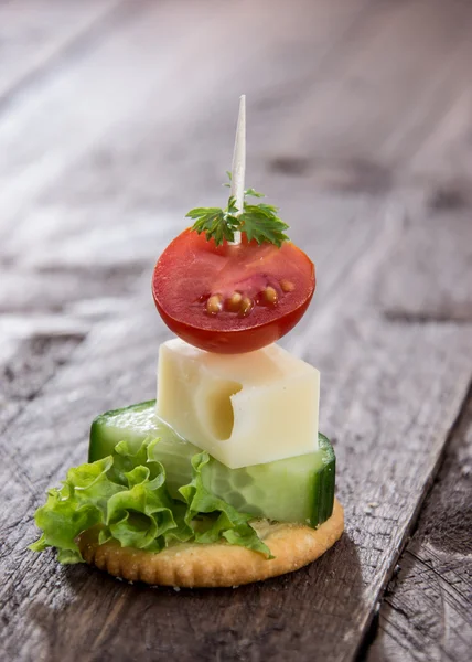 Крекер с сыром и овощами — стоковое фото