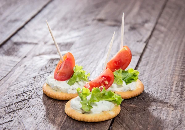 Galletas saladas con queso crema —  Fotos de Stock