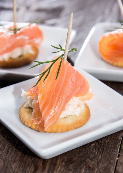 Pedazo de salmón en una galleta — Foto de Stock