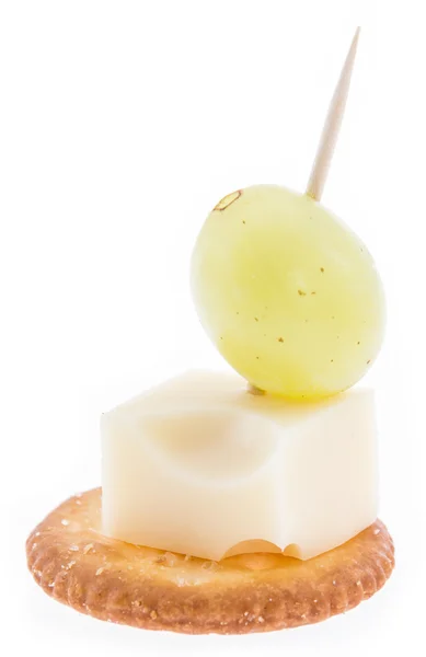 Galleta con queso y una uva en blanco — Foto de Stock