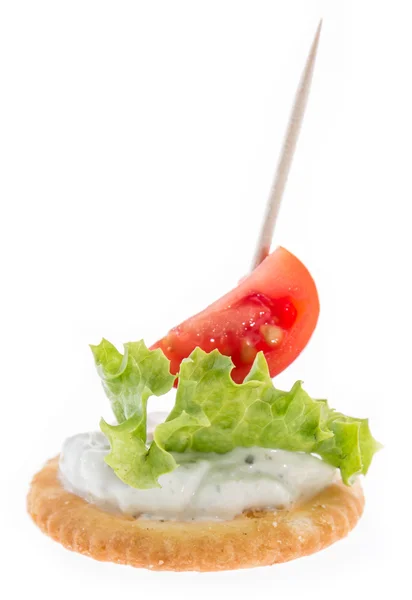 Крекер со сливочным сыром на белом — стоковое фото