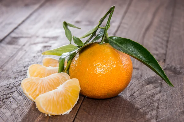 Färska tangerine med blad — Stockfoto