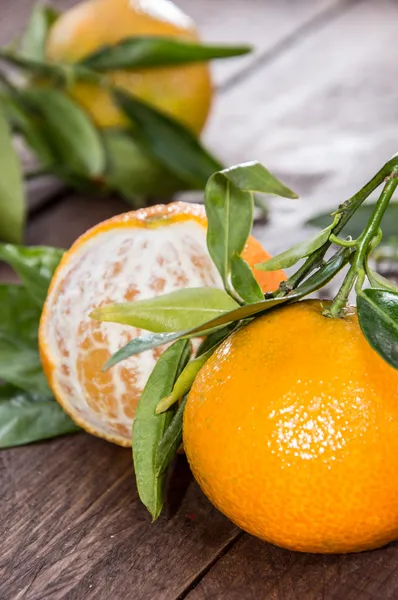 Čerstvé mandarinky na dřevěném pozadí — Stock fotografie