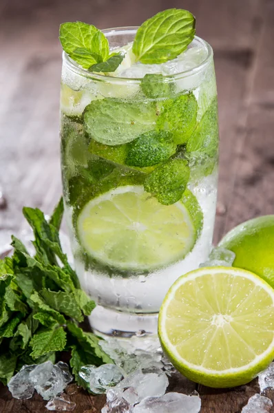 Vers gemaakte mojito met ingrediënten — Stockfoto