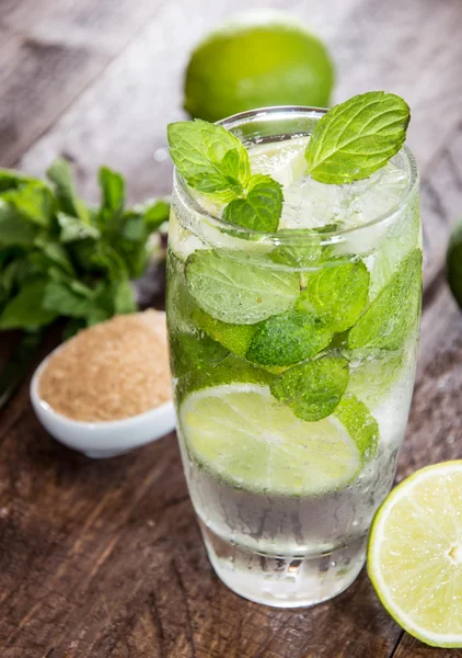 Mojito feito fresco com ingredientes — Fotografia de Stock