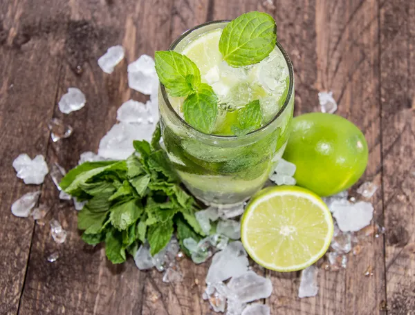 Glas med mojito — Stockfoto