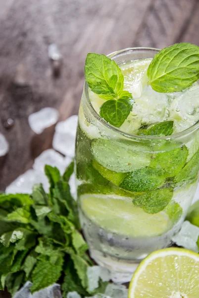 Vers gemaakte mojito met ingrediënten — Stockfoto