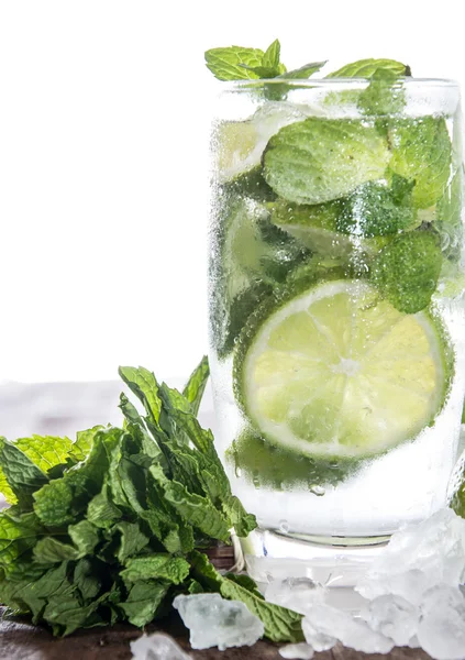 Mojito na dřevo proti bílé — Stock fotografie