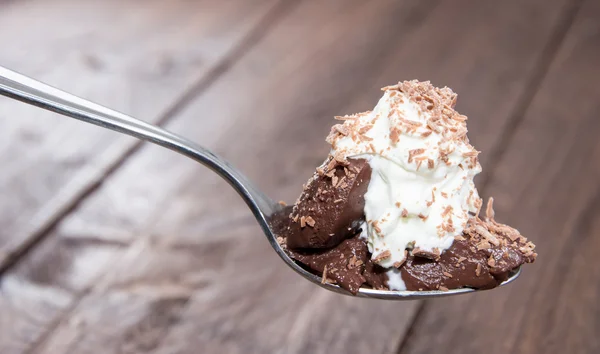 Schokoladenpudding auf einem Löffel — Stockfoto