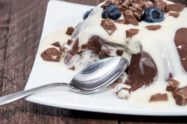Pudding mit Vanillesauce auf einem Teller — Stockfoto