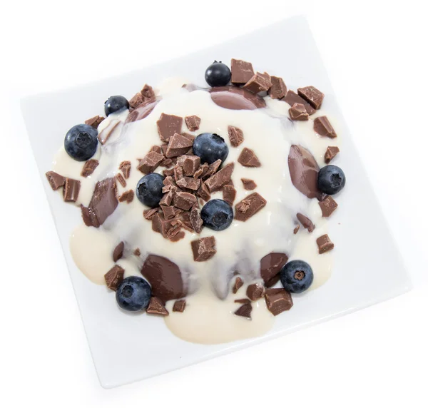 Pudding med vaniljsås isolerad på vit — Stockfoto