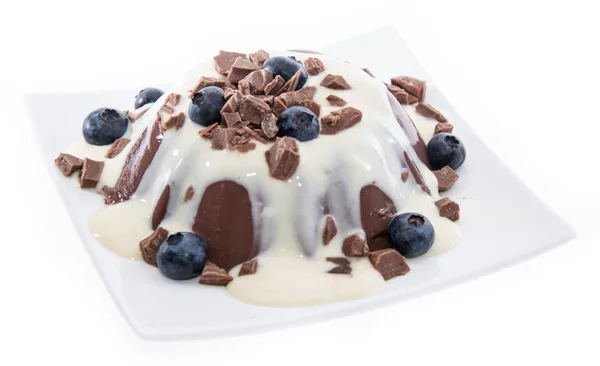 Pudding mit Vanillesauce isoliert auf weißem — Stockfoto