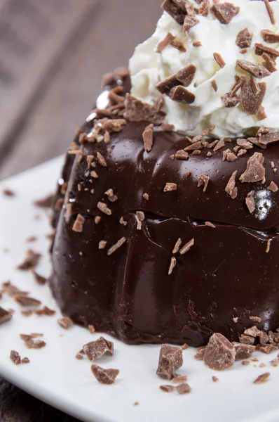 Pudding au chocolat fait maison sur une assiette — Photo
