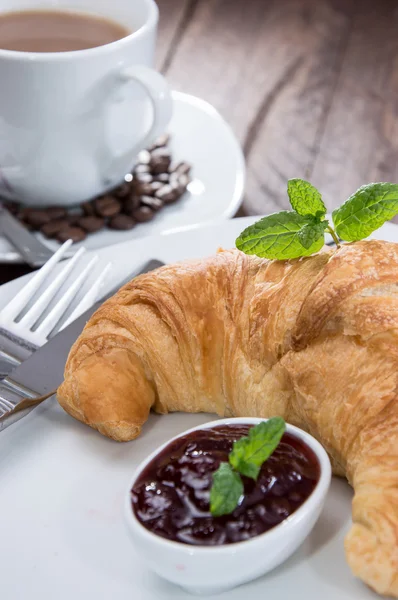 Frukost med croissanter och sylt — Stockfoto