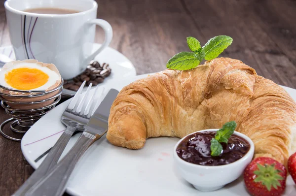 Desayuno con croissants y mermelada — Foto de Stock