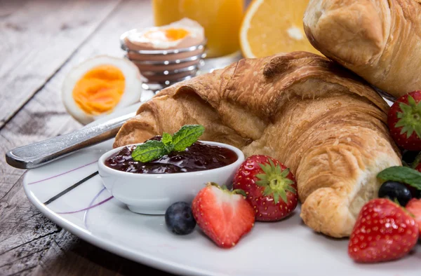 Frühstück mit Croissants und Marmelade — Stockfoto