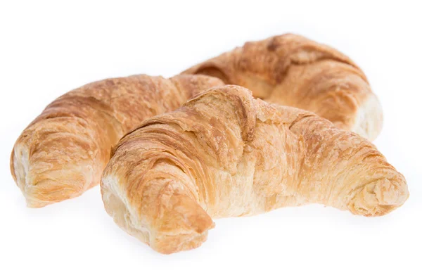 Färska bakat croissanter på vit — Stockfoto