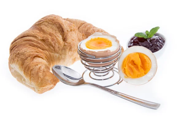 Rogalik z jajkiem na biały — Zdjęcie stockowe