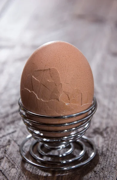 Pękniętych jaj na drewno — Zdjęcie stockowe