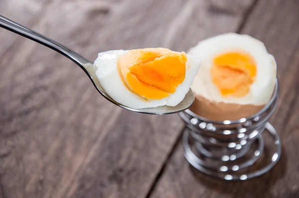 Cuchara con huevo de desayuno —  Fotos de Stock