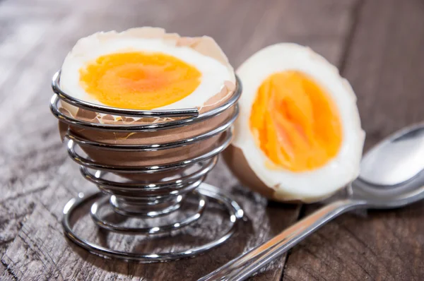 Halbiertes Ei auf Holz — Stockfoto
