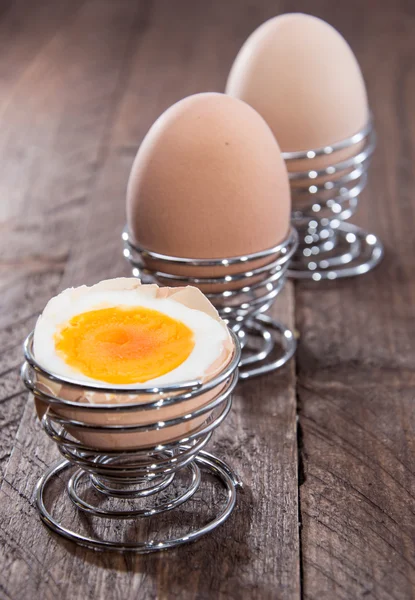 Reihe von Eiern auf Holz — Stockfoto