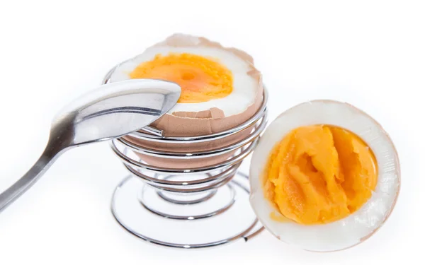 Huevo partido a la mitad aislado sobre blanco —  Fotos de Stock