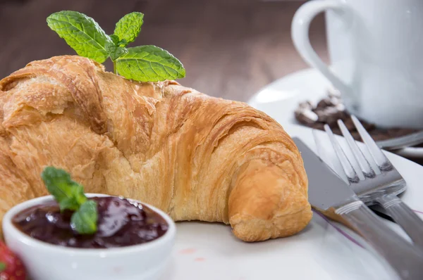 Tallrik med färska croissanter och sylt — Stockfoto