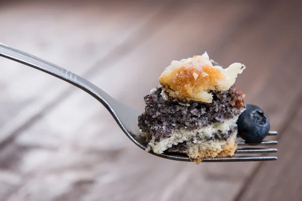 Bolo de semente de papoula em um garfo — Fotografia de Stock