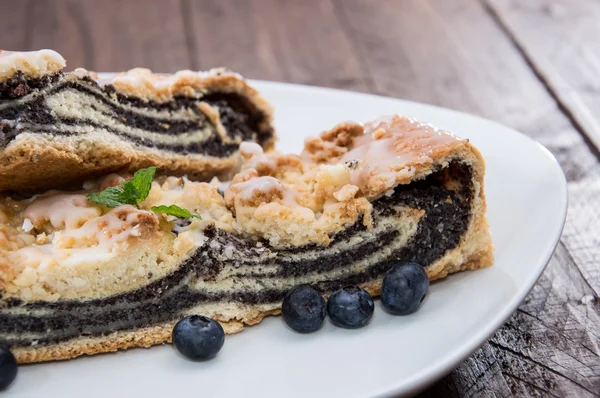 Prato com bolo de semente de papoula assado fresco — Fotografia de Stock